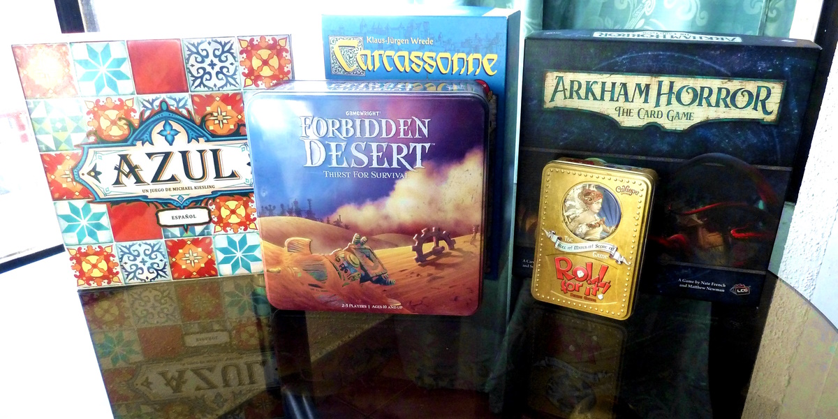 Juegos Azul, Forbidden Desert, Carcassonne, Arkham Horror y Roll for it