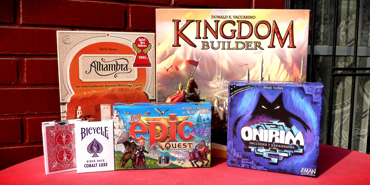 Juegos Bicycle Cards, Alhambra, Tiny Epic Quest, Kingdom Builder y Onirim